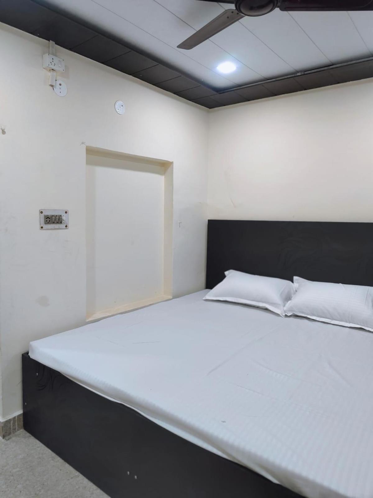 Hotel Crystal Dreams Матхура Екстер'єр фото