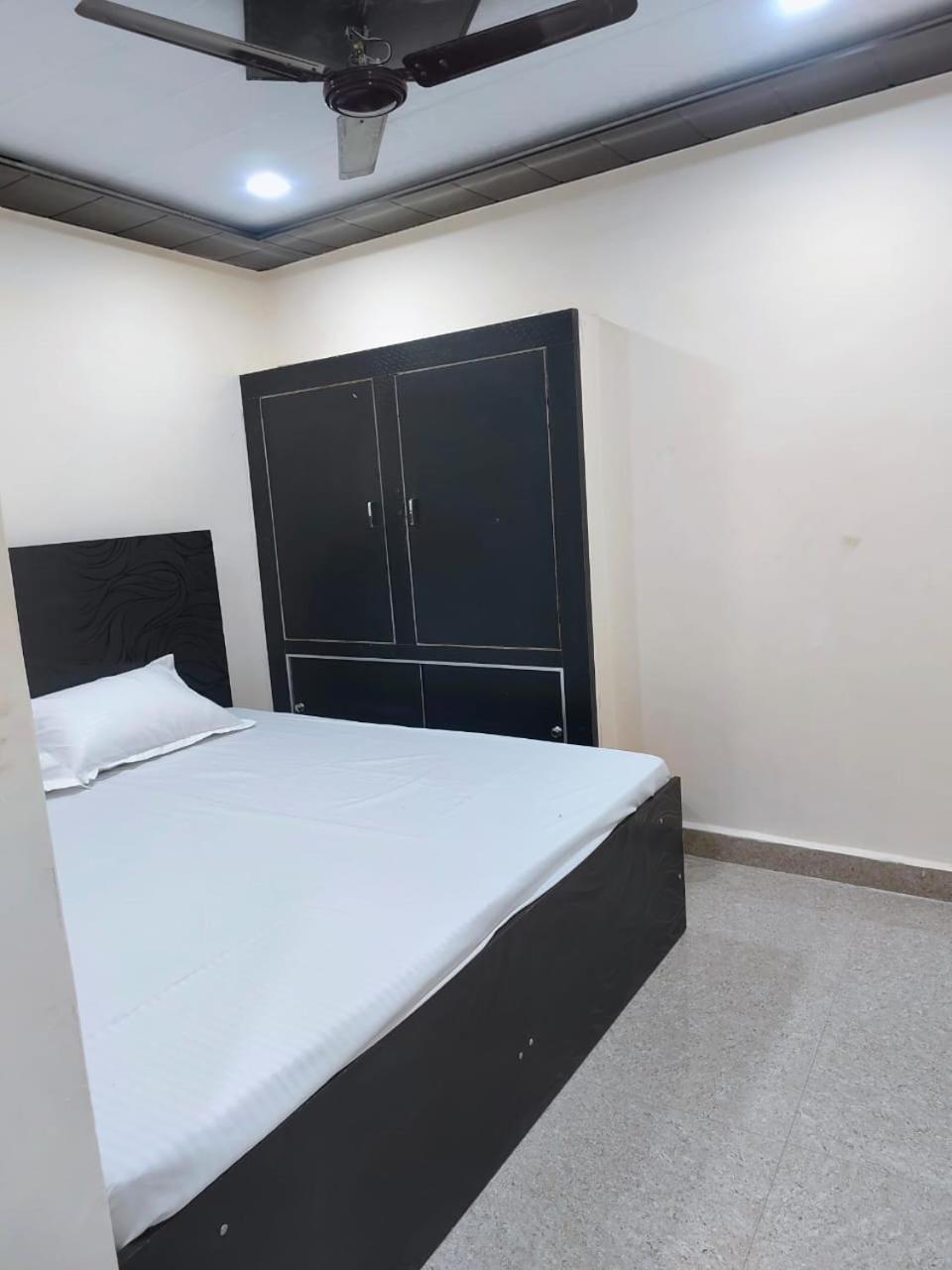 Hotel Crystal Dreams Матхура Екстер'єр фото