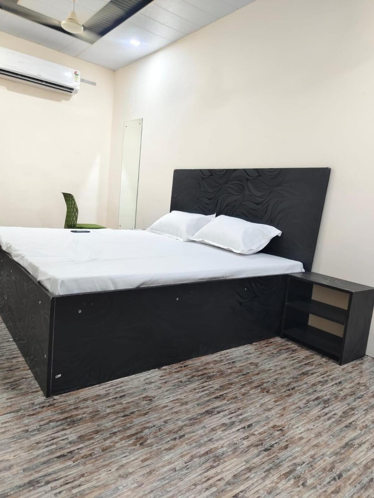 Hotel Crystal Dreams Матхура Екстер'єр фото